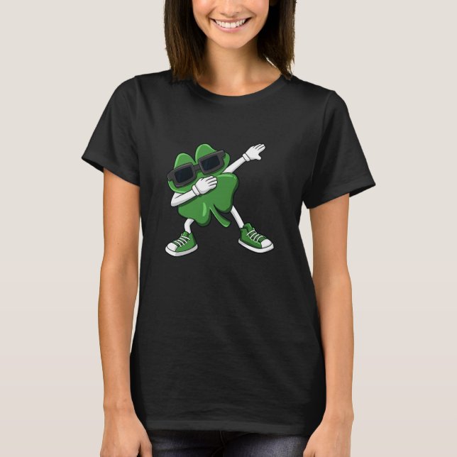 Camiseta Rapazes de Dia de São Patrício Shamrock Dabbing Me (Frente)