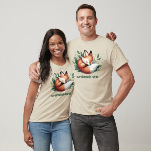 Camiseta Raposa-branca dormindo em folhas de Chá de fraldas