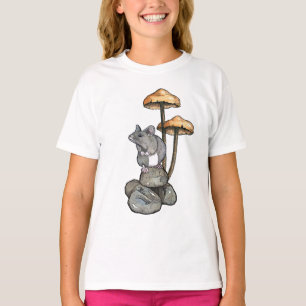 Camiseta Rato Fofo em Pé sobre Rochas, com Cogumelos