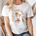 Camiseta Rato Vintage Mocha "Sunset Chasers Club"<br><div class="desc">Junte-se à aventura com a camisa "Sunset Chasers Club" do mouse Vintage Mocha. Este design tocável apresenta um camundongo encantador, em tons de mocha, que aproveita a hora do ouro, colocado contra um pano de fundo retroiluminado. Perfeito para amantes do pôr do sol, sonhadores, e qualquer um que persegue os...</div>