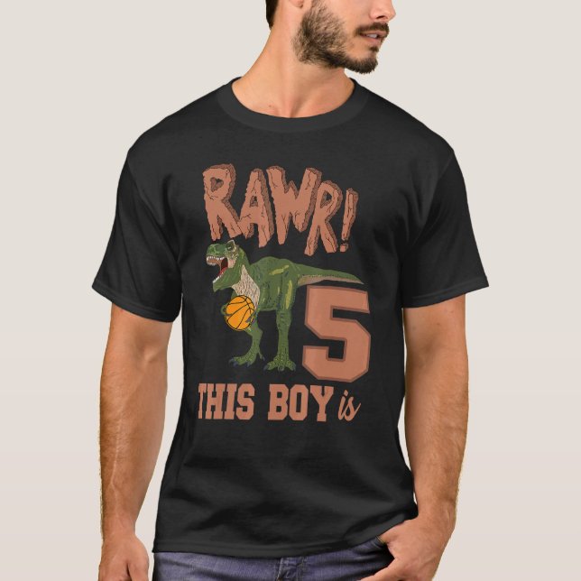 Camiseta Rawy This Boy Is 5 Dinossaur 5 Birthday Rex Baske (Frente)