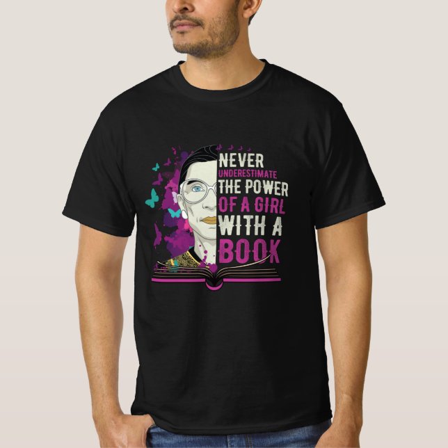 Camiseta RBG nunca subestimula uma garota com um livro (Frente)
