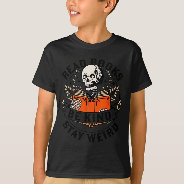 Camiseta Read Books Be Kind Stay Weird Skeleton Reading Hal (Frente)