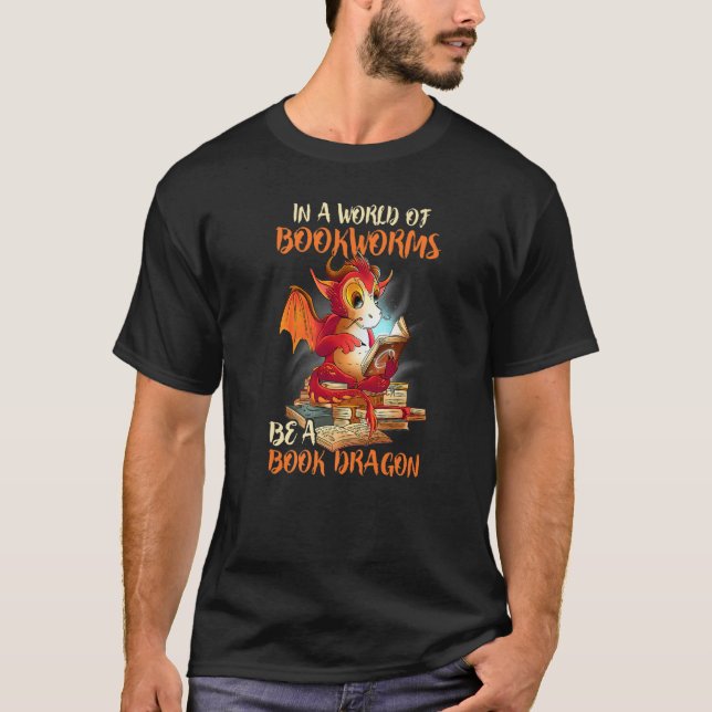 Camiseta Reading In A World Of Bookworms Be A Book Dragon (Frente)