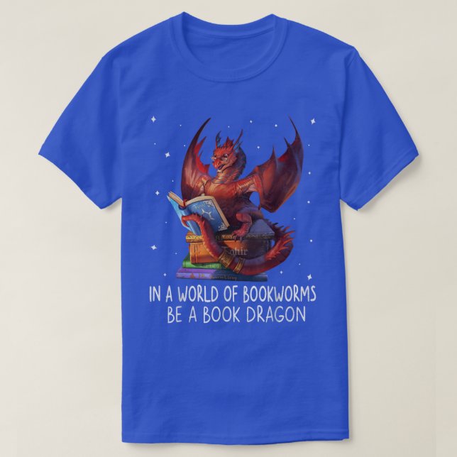 Camiseta Reading In A World Of Bookworms Be A Book Dragon B (Frente do Design)
