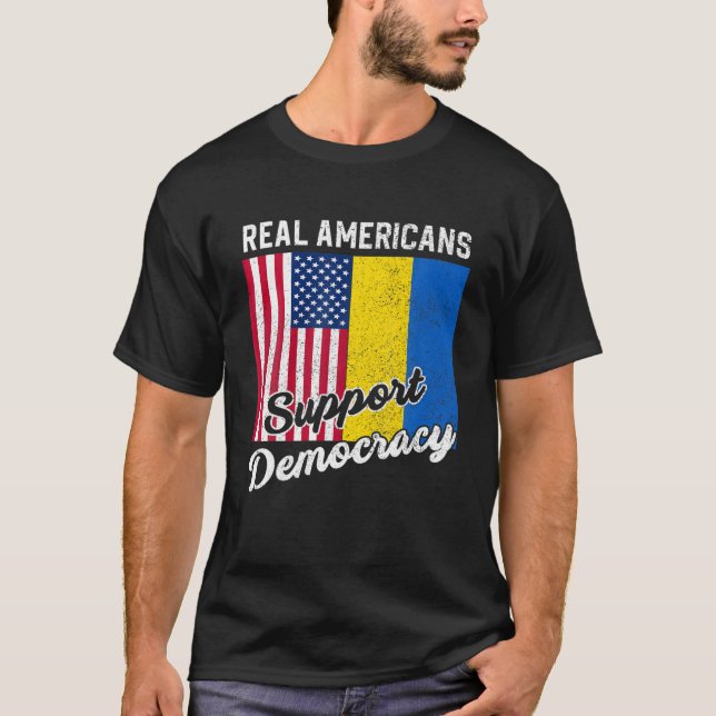 Camiseta Real Americans Support Democracy Pro Ukraine Anti (Frente)