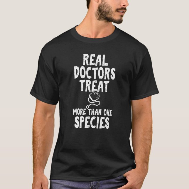 Camiseta Real Doctors Treat More Than One Species Vet Tech  (Frente)