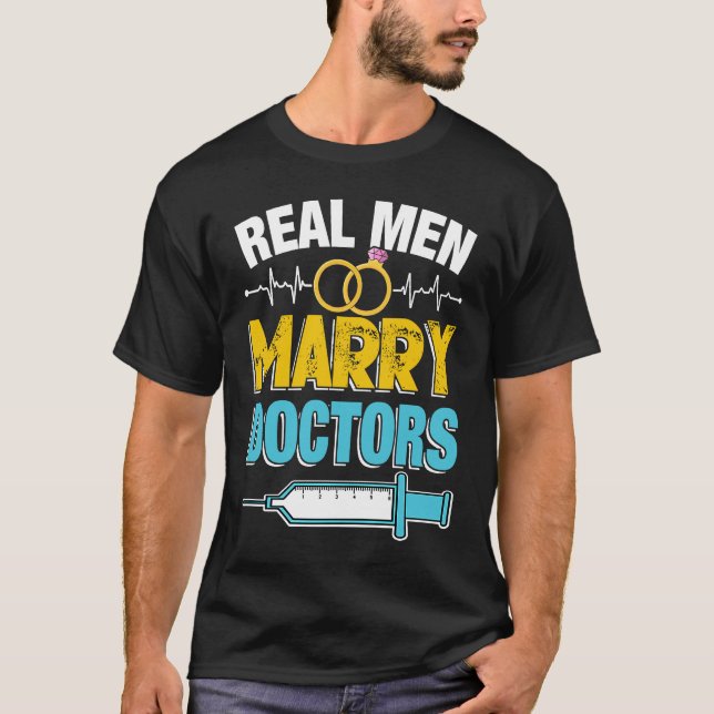 Camiseta Real Men Marry Doctors Med School Medical Students (Frente)