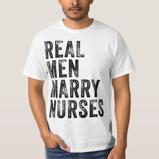 Camiseta Real Men Marry Nurses Future Husband Wife Engageme (Frente)