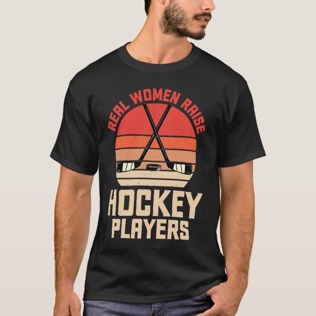 Camiseta Real Women Raise Hockey Players Mother's Day Retro (Frente)