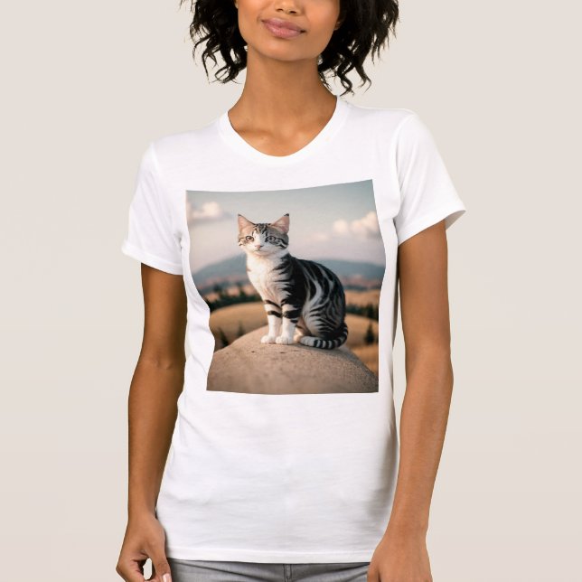 Camiseta Realistic Outdoor Cat Portrait  (Frente)