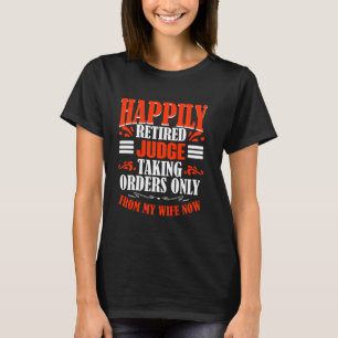 Camiseta Recebendo Ordens Da Minha Esposa Agora Juiz Aposen