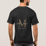 Camiseta Recém-casado Sr. Monograma Nomes Ano Dourado Preto<br><div class="desc">Uma camiseta simples, moderna e simples com o texto Sr. e Sra. em uma caligrafia manuscrita branca e elegante sobre um fundo preto com seu monograma em ouro falso. Basta adicionar seu nome casado, ano estabelecido e monograma na tipografia da na moda. Presente de luxo perfeito para os convidados de...</div>