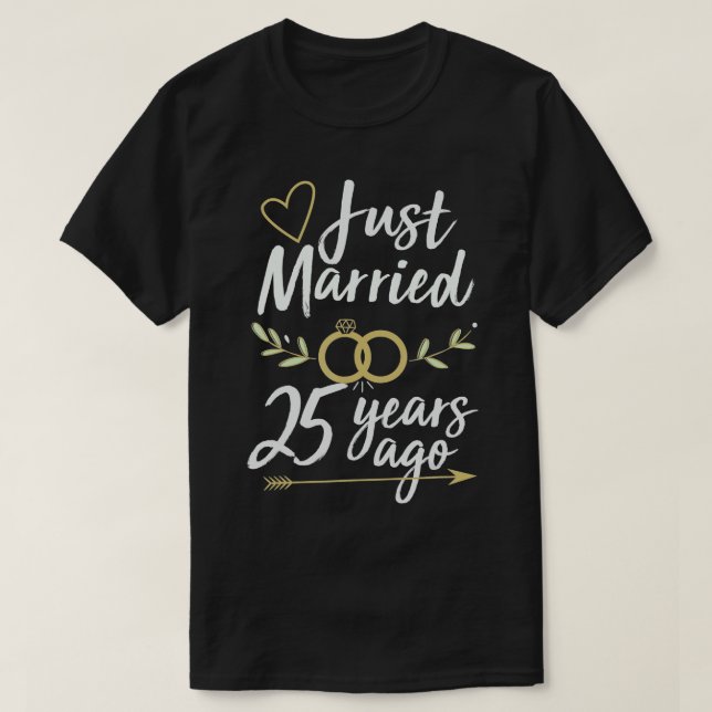 Camiseta Recem casados 25 Anos Atrás 25 de Casamento (Frente do Design)