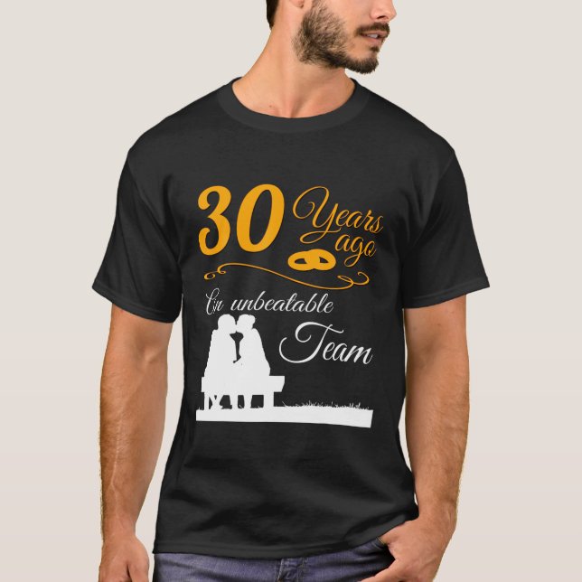 Camiseta Recem casados 30 Anos Atrás 30 de Casamento (Frente)