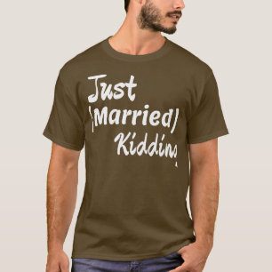 Camiseta Recem casados apenas brincando de relacionamento c