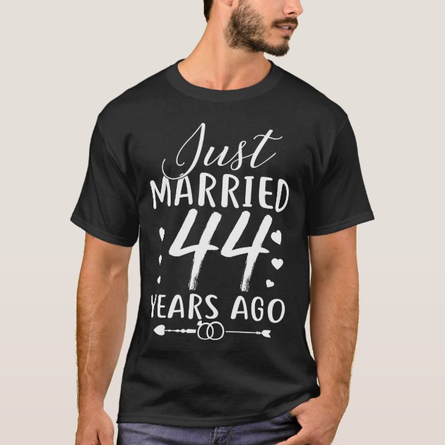 Camiseta Recem casados Há 44 Anos Correspondente Ao Casal (Frente)