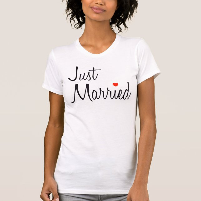 Camiseta Recem casados (Script Com Coração Vermelho) (Frente)