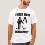 Camiseta Recém casados, sob nova gestão<br><div class="desc">. .mas eles nunca tirarão… nossa LIBERDADEEEEE! Oh espera,  sim eles vão. Ótimo presente para o noivo recém-casado ou para o solteiro prestes a se casar.</div>