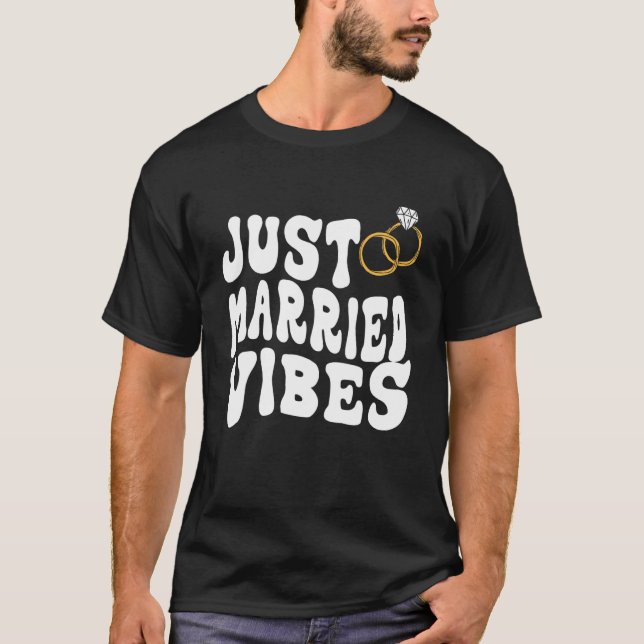 Camiseta Recem casados Vibes Retro Groovy Wavey Newly Marie (Frente)