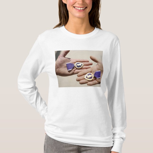 Camiseta Receptores do Coração Roxo exibem suas medalhas (Frente)