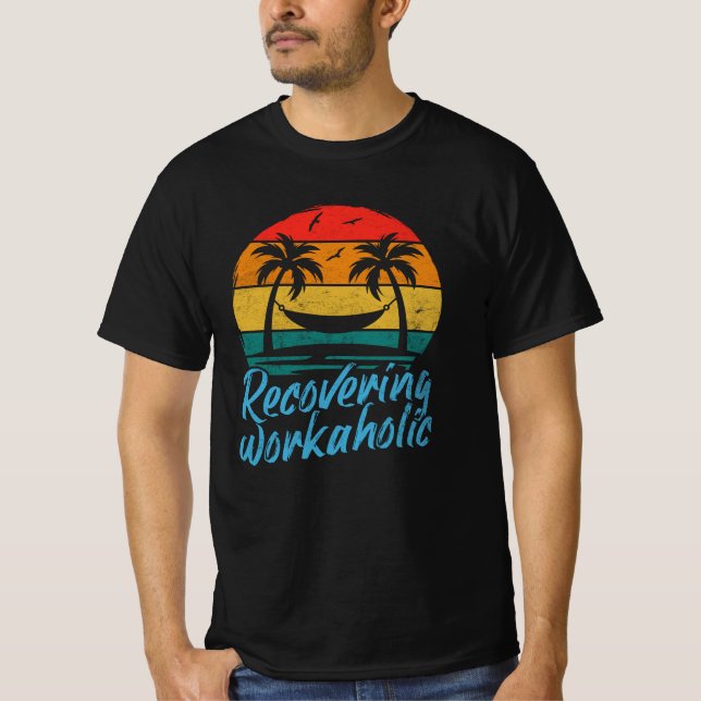 Camiseta Recuperando Workaholic | T-Shirt de Férias Engraça (Frente)