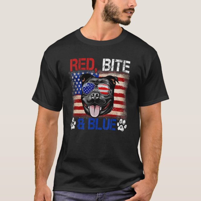 Camiseta Red Bite Blue Dog 4 De Julho Stafforshire Bull Us (Frente)