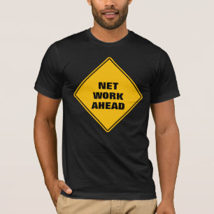 Camiseta Rede amarela engraçada na frente do sinal de caute