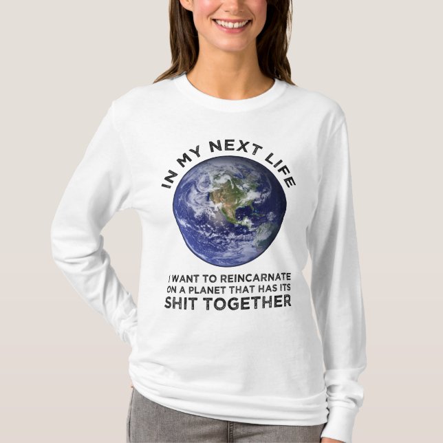 Camiseta Reencarnar Num Planeta Que Tem As Suas Merdas Junt (Frente)