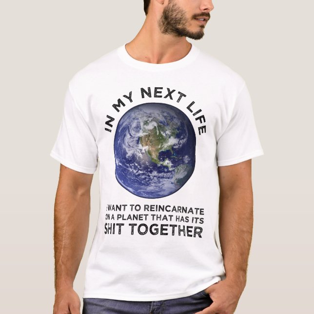Camiseta Reencarnar Num Planeta Que Tem As Suas Merdas Junt (Frente)