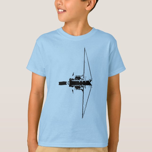 Camiseta Reflexão sobre o barco à vela no mar calmo (Frente)