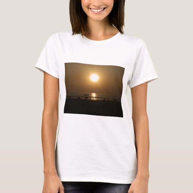 Camiseta Reflexão Sunset no Verão ouro na Praia (Frente)
