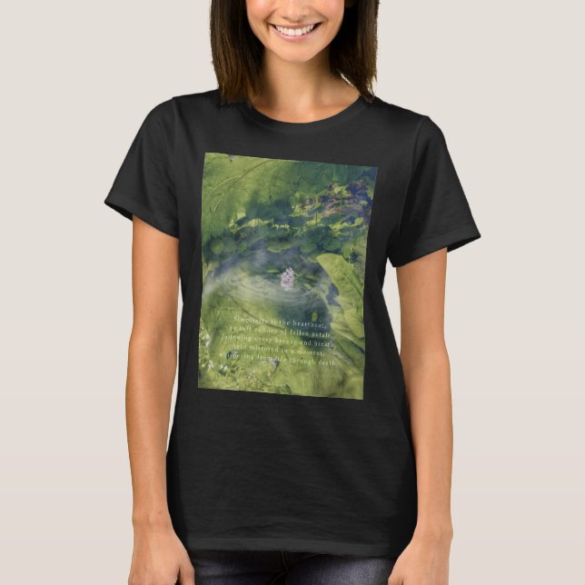 Camiseta Reflexo das Pétalas de Flores Caídas - Simplesment (Frente)