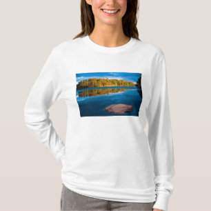 Camiseta Reflexos do início da noite nas águas da fronteira