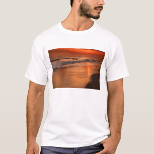 Camiseta Reflexos do pôr do sol nas nuvens e na costa do oc