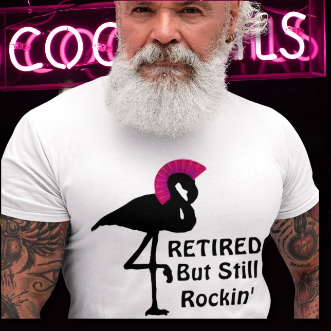 Camiseta Reforma Engraçada Aposentada, Mas Ainda Rockin Fla (senior male model wearing retired but still rockin' t-shirt with flamingo wearing punk mohawk hair)