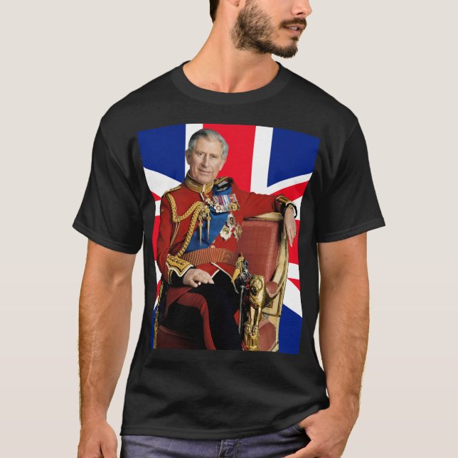 Camiseta Rei Carlos III com bandeira britânica (Frente)