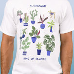 Camiseta Rei das Plantas Personalizadas<br><div class="desc">Perfeito para qualquer um com dedos ou polegares verdes, este design personalizado Rei das Plantas apresenta um padrão familiar divertido, com cactos coloridos, suculentos e outras plantas em potes de plantas marinhos e azuis de cobalto. Ideal para qualquer jardineiro ou planta. Altere o nome e o texto para personalizar. Arte...</div>