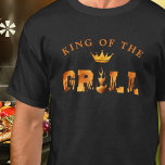 Camiseta Rei do CHURRASCO Grill<br><div class="desc">REI DO FOGO E design de tipografia de chamas na sua escolha de roupa e cor. Adicionar texto para personalizar conforme desejado em EDIT. ASSISTÊNCIA: Para obter ajuda com a modificação ou personalização do design, alteração de cor, redimensionamento, transferência do design para outro produto ou, se você quiser coordenar itens,...</div>