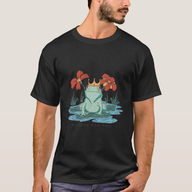 Camiseta Rei Sapo Engraçado Em Flores De Pond Sapo Lover (Frente)