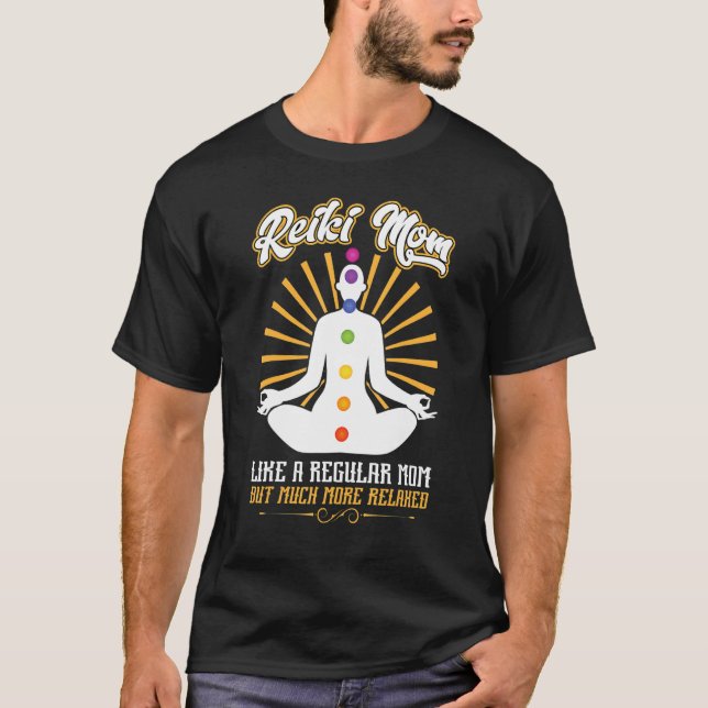 Camiseta Reiki Mom   Like A Regular Mom But Much More Relax (Frente)