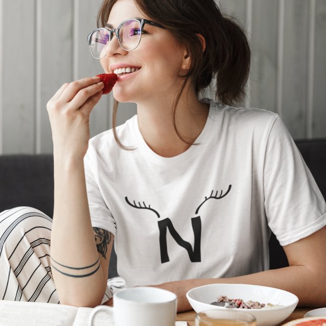 Camiseta Reindeer Antlers Moderno Monograma Inicial de Nata (Criador carregado)