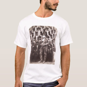 Camiseta Reino Brunel de Isambard, estando na frente do