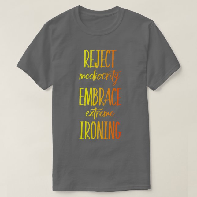 Camiseta Reject Mediocrity Embrace Extreme Ironing 3 (Frente do Design)