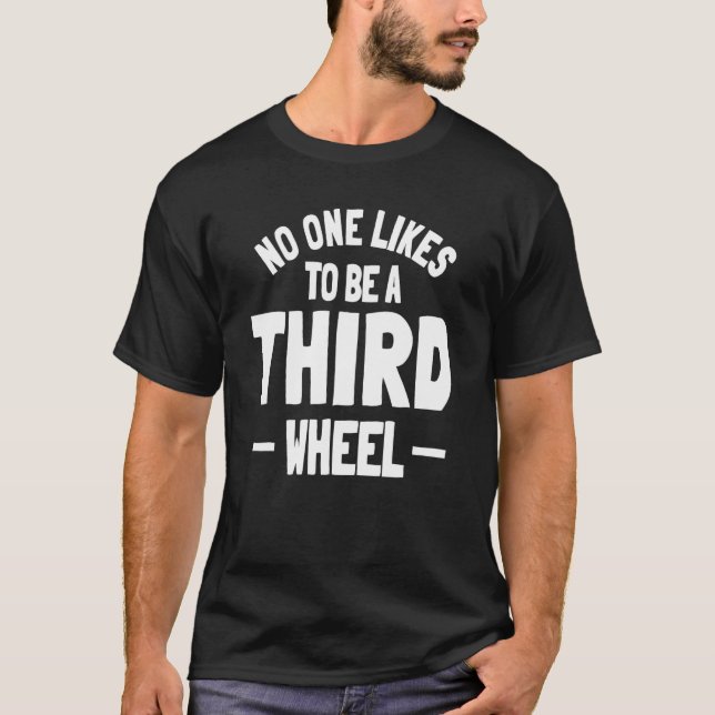 Camiseta Relação Sarcasmo de Terceiro Rodo Humor Namorando  (Frente)