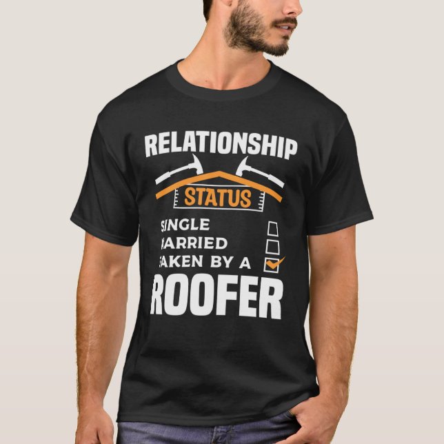 Camiseta Relationship Status Single Married Taken By A Roof (Frente)