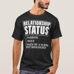 Camiseta Relationship Status Taken By Super Hot Biologist