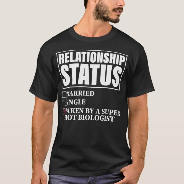Camiseta Relationship Status Taken By Super Hot Biologist  (Frente)