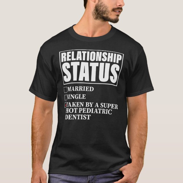 Camiseta Relationship Status Taken By Super Hot Pediatric (Frente)