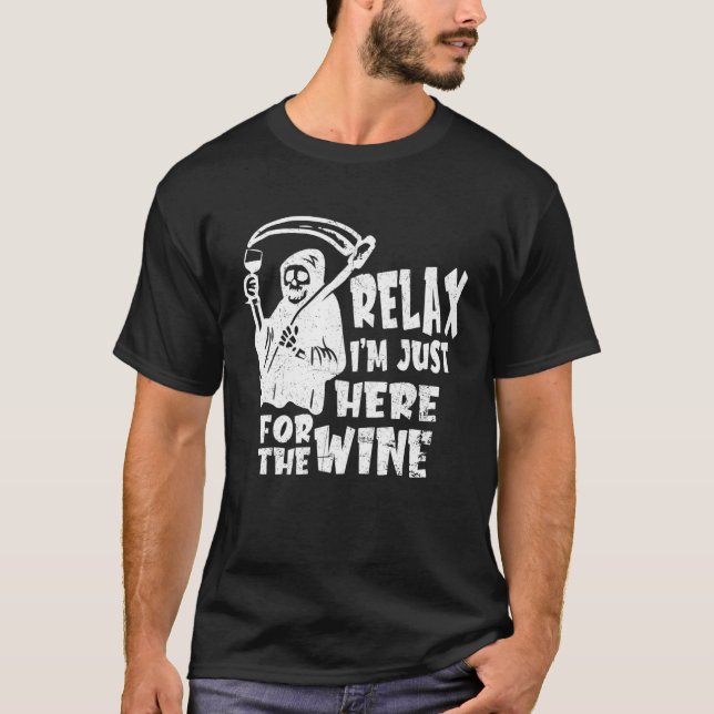 Camiseta Relax Im Just Here For The Wine Drink Halloween De (Frente)